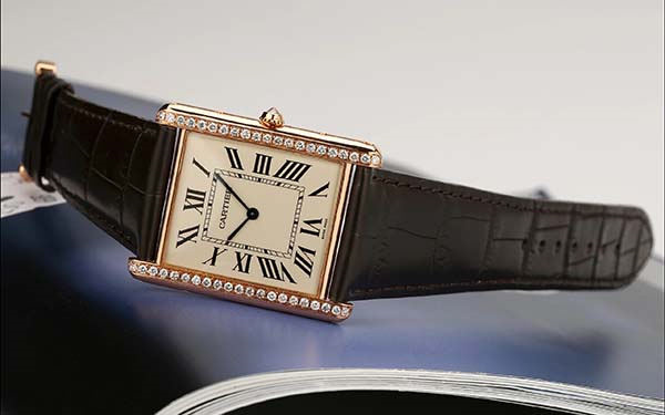 巧用日常小窍门,轻松去除卡地亚首饰划痕(图) 巧用日常小窍门,轻松去除卡地亚首饰划痕(图)